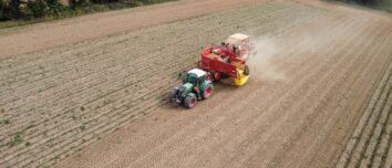 vue au drone arracheuse pomme de terre