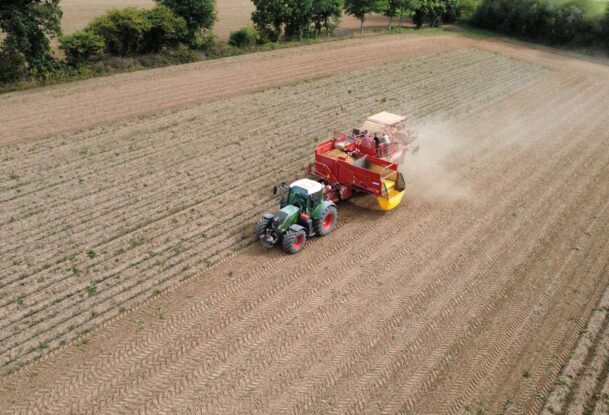 vue au drone arracheuse pomme de terre