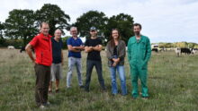 Des personnes debout dans un champ
