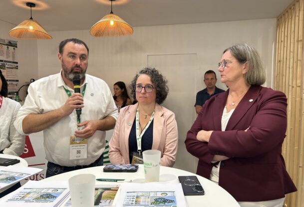 Anthony Ménard, président de la FRSEA des Pays de la Loire, en compagnie de Laëtitia Bouvier, présidente de la FRSEA Bretagne et d’Anne-Marie Denis, présidente de la FRSEA Normandie.