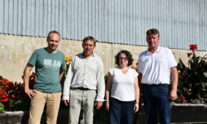 Des personnes devant un hangar