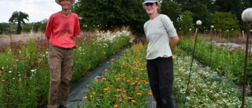 Deux femmes sur une parcelle de fleurs