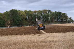 Un tracteur en train de labourer un champ lors d'une compétition de labour