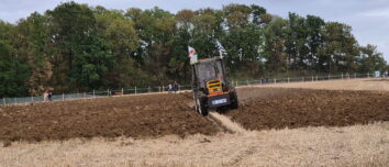 Un tracteur en train de labourer un champ lors d'une compétition de labour