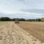 Un tracteur au travail dans un champ