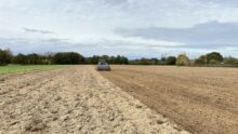 Un tracteur au travail dans un champ