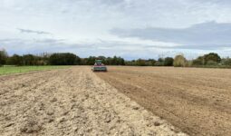 Un tracteur au travail dans un champ