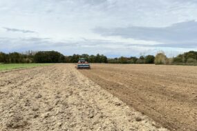 Un tracteur au travail dans un champ