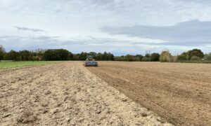Un tracteur au travail dans un champ