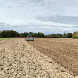 Un tracteur au travail dans un champ