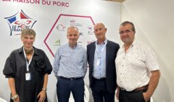 quatre personnes posent devant une affiche "Le porc français"