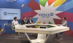 Des personnes sur un plateau de tournage d'une web TV