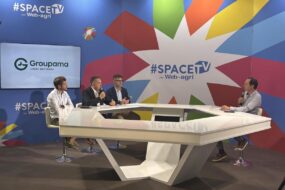 Des personnes sur un plateau de tournage d'une web TV