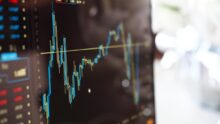 Un écran avec graphique de cours en bourse