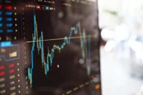 Un écran avec graphique de cours en bourse