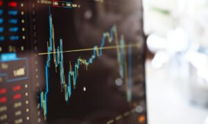 Un écran avec graphique de cours en bourse