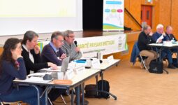 Des personnes à une table lors d'une réunion