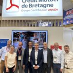 Des personnes posent sur le stand du Crédit Mutuel de Bretagne lors d'un salon