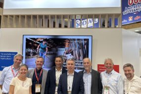 Des personnes posent sur le stand du Crédit Mutuel de Bretagne lors d'un salon