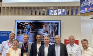 Des personnes posent sur le stand du Crédit Mutuel de Bretagne lors d'un salon