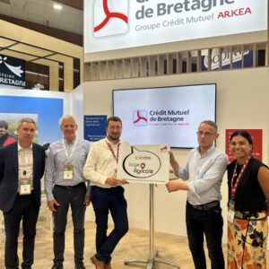 Des personnes posent sur le stand du Crédit Mutuel de Bretagne lors d'un salon