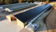 Vue aérienne d'un bâtiment neuf dans une exploitation agricole