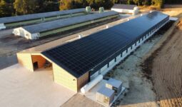 Vue aérienne d'un bâtiment neuf dans une exploitation agricole