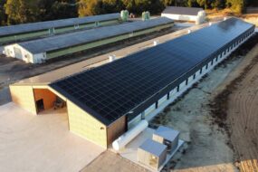 Vue aérienne d'un bâtiment neuf dans une exploitation agricole