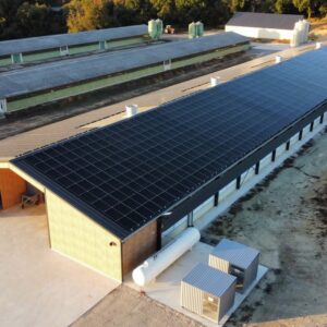Vue aérienne d'un bâtiment neuf dans une exploitation agricole