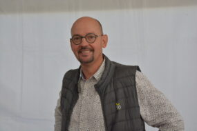 Un homme souriant avec des lunettes