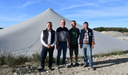 Des hommes devant une fosse de digestat couverte