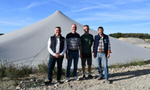 Des hommes devant une fosse de digestat couverte