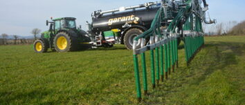 Une tonne à lisier dans un champ