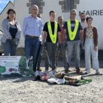 Des personnes devant un bâtiment