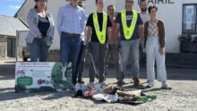 Des personnes devant un bâtiment