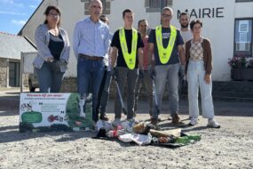 Des personnes devant un bâtiment