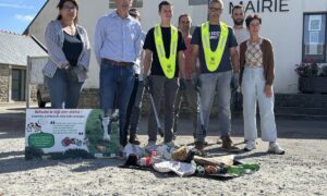 Des personnes devant un bâtiment