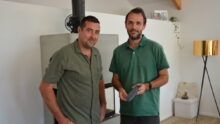 Deux hommes devant une cheminée