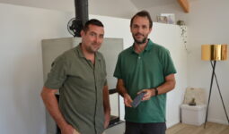 Deux hommes devant une cheminée