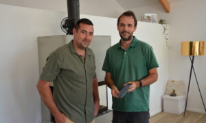 Deux hommes devant une cheminée