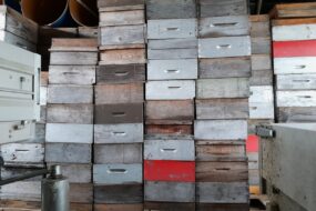 Réhausses de ruches stockées sous un hangar