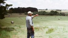Un homme dans une prairie