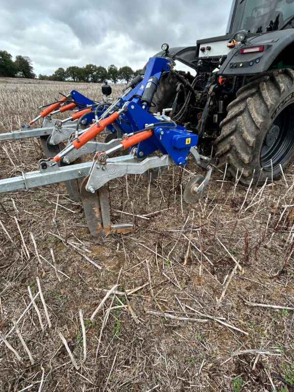 Un disque ouvreur dans l'axe de la dent permet un travail net dans les prairies.