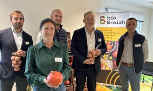 Des personnes dans une salle avec des légumes dans les mains