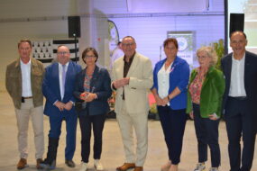 Des personnes dans une usine