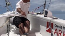 Un homme à la barre d'un voilier