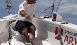Un homme à la barre d'un voilier