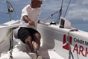 Un homme à la barre d'un voilier