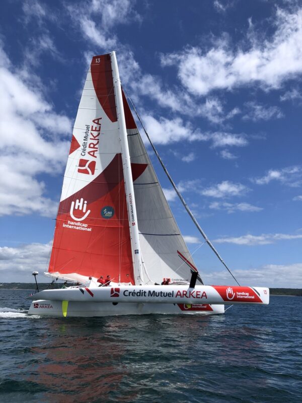 Le trimaran Crédit Mutuel Arkéa/ Handicap International n’est autre que l’ancien Fujicolor II à la barre duquel s’est illustré Loïck Peyron dans les années 90.