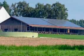 Un bâtiment d'élevage avec une couverture en panneaux photovoltaïques